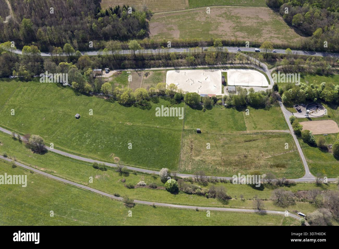 Vista aerea dell'arena di equitazione Werthenbach su Frankfurter Strasse nel distretto di Salchendorf di Netphen nel Siegerland, nello stato federale del Nord Foto Stock