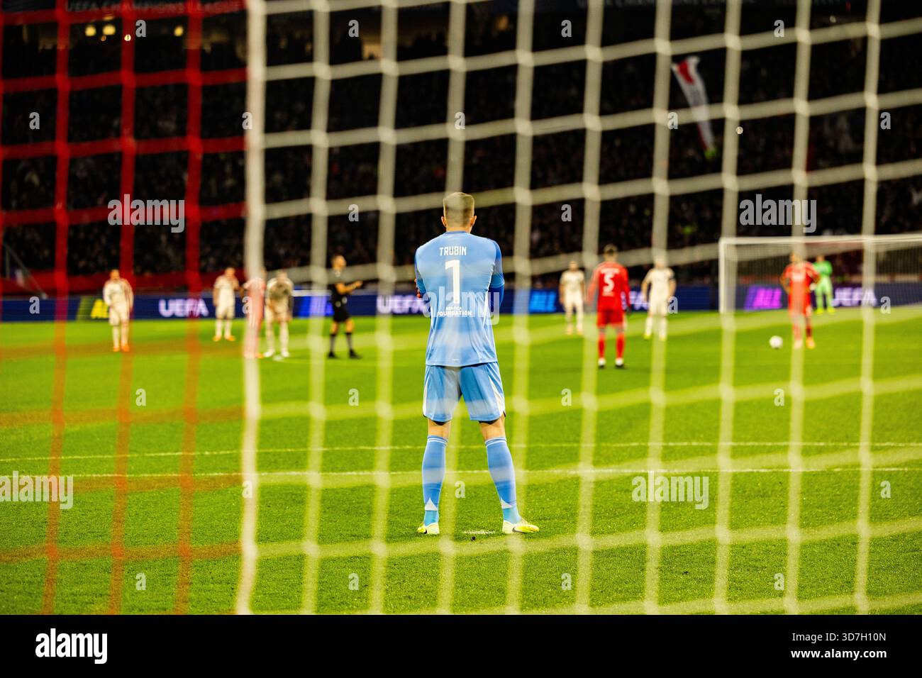 Anatoliy Trubin visto durante la fase di Champions League tra AFC Ajax e SL Benfica (Maciej Rogowski/Ball Raw Images) Foto Stock