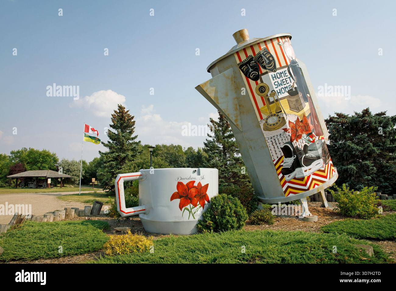 Caffettiera gigante inclinata su una tazza in un'area picnic a Davidson, Saskatchewan, Canada. La pentola è alta 24 piedi e può contenere 150.000 tazze. Foto Stock
