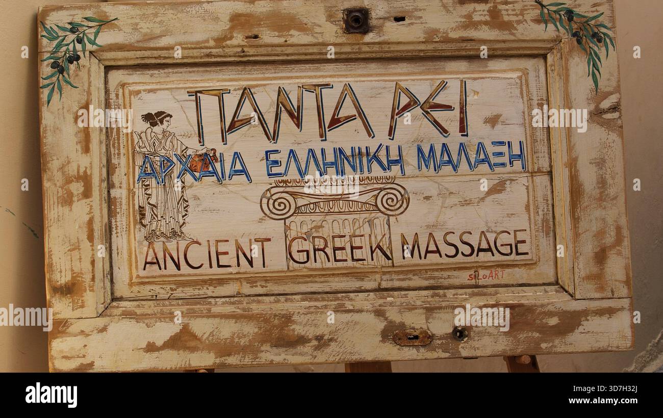 Città vecchia di Nauplia, antico cartello in legno con scritte greche e motivi decorativi, Nauplia, Nauplia, Peloponneso, Grecia Foto Stock