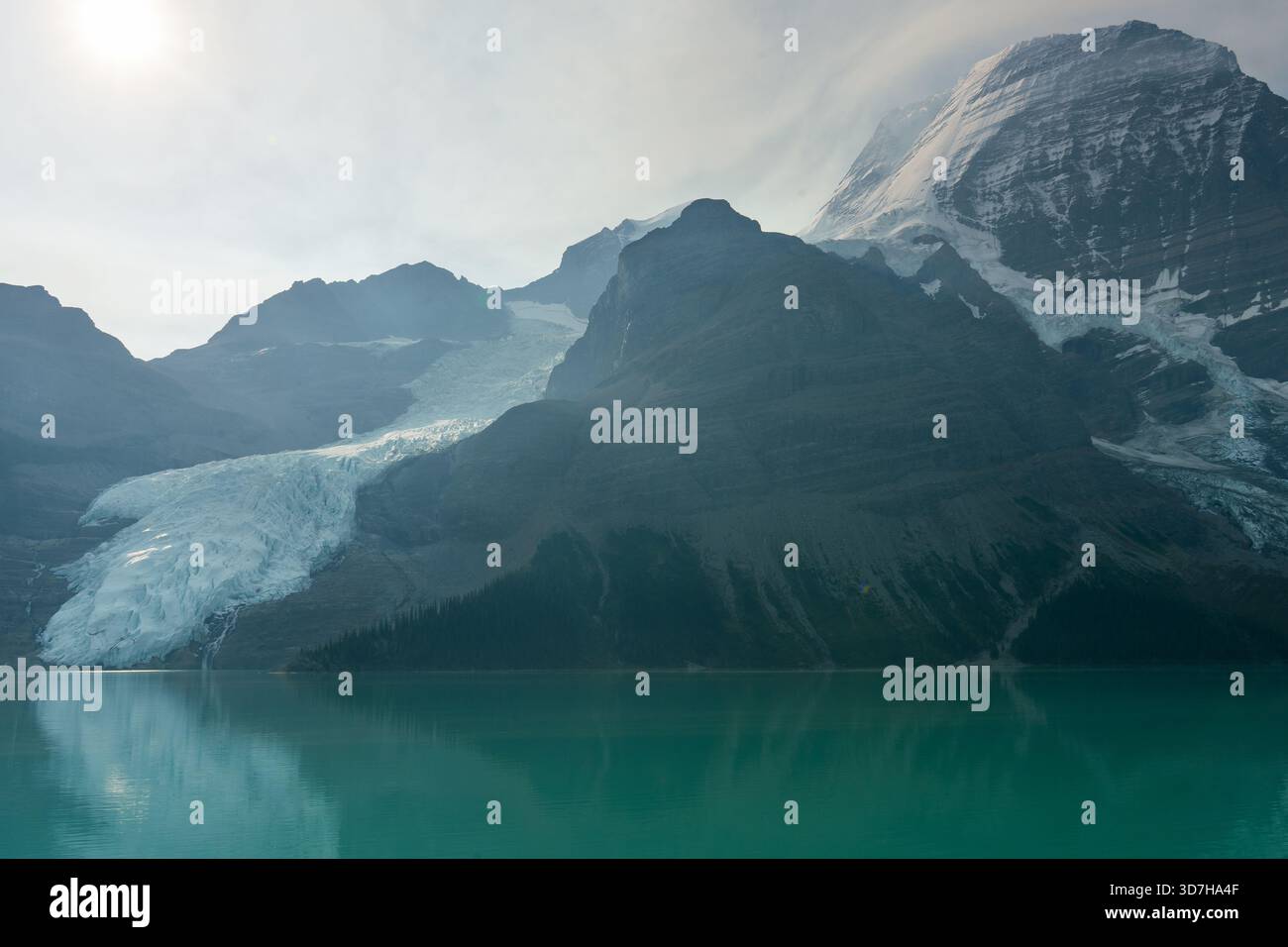 Tranquillo paesaggio montano con acque turchesi e formazioni glaciali. Berg Lake, British Columbia Foto Stock
