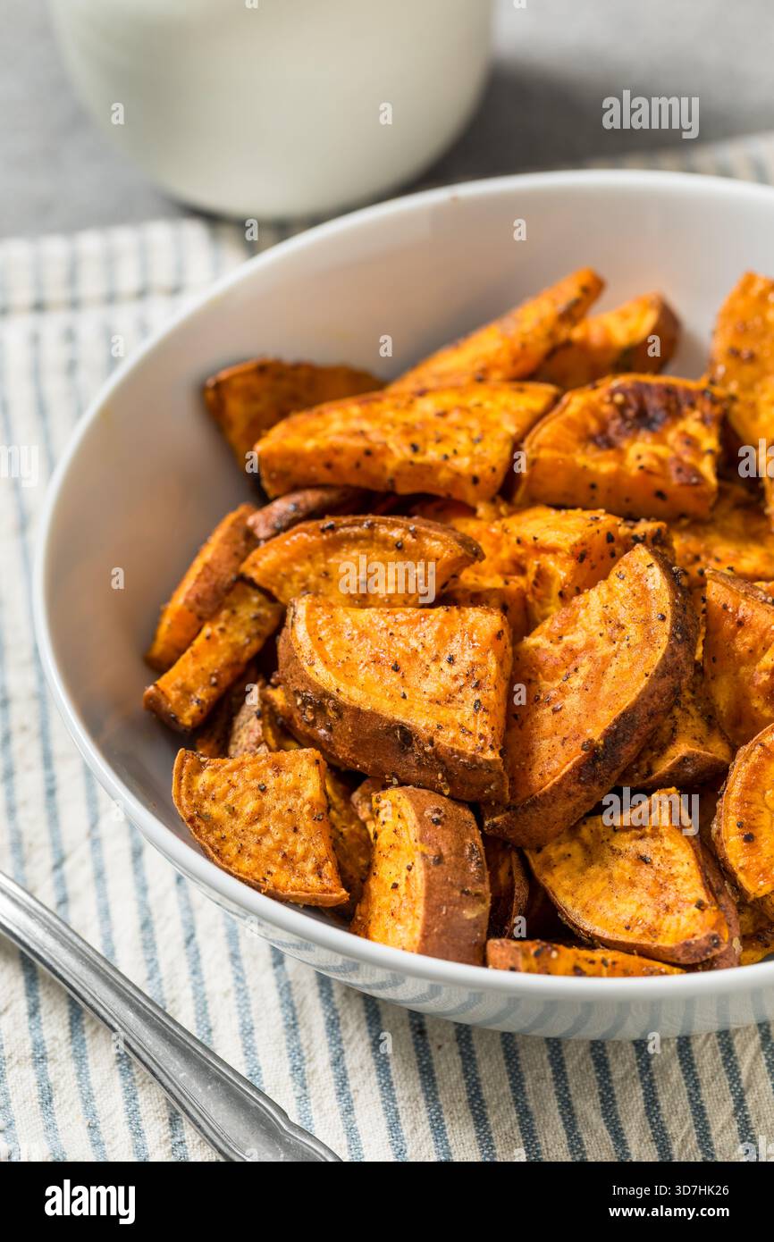 Patate dolci arrostite fatte in casa il giorno del Ringraziamento pronte da mangiare in una ciotola Foto Stock