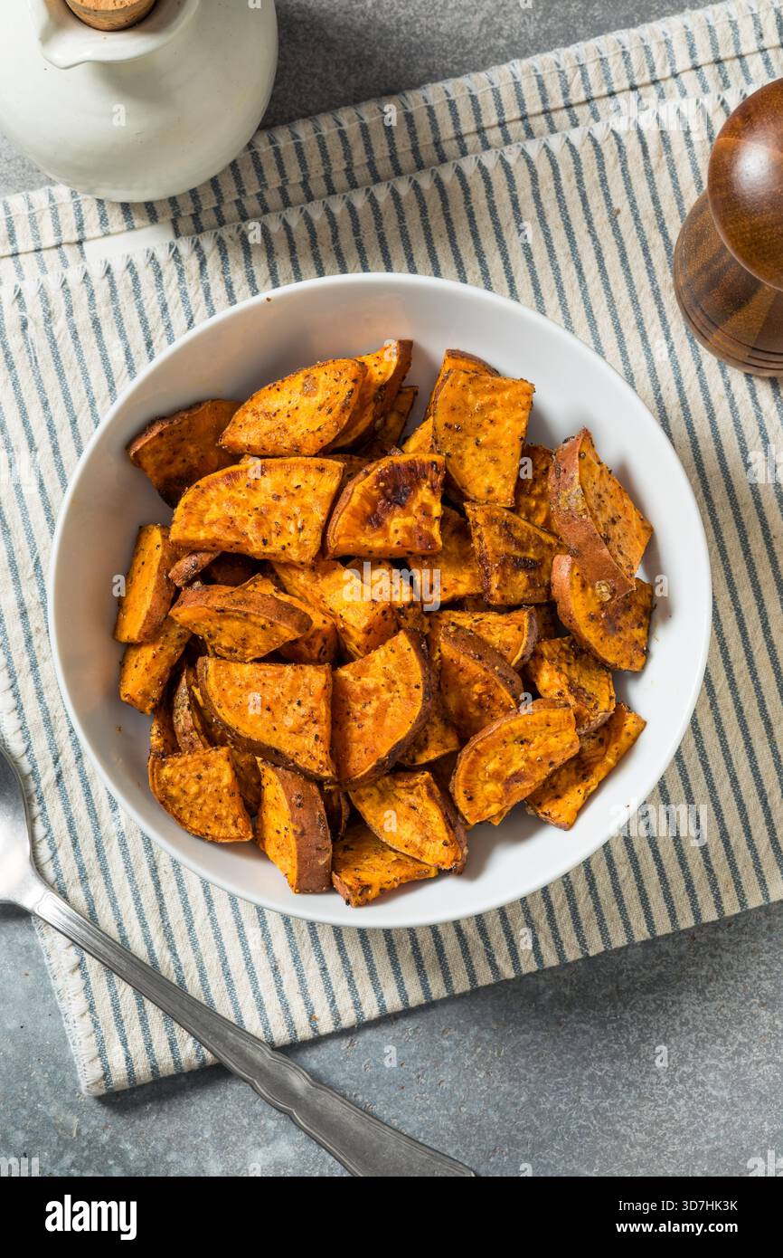 Patate dolci arrostite fatte in casa il giorno del Ringraziamento pronte da mangiare in una ciotola Foto Stock