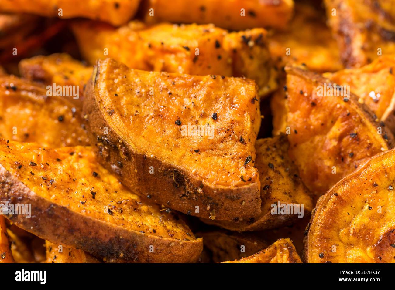 Patate dolci arrostite fatte in casa il giorno del Ringraziamento pronte da mangiare in una ciotola Foto Stock