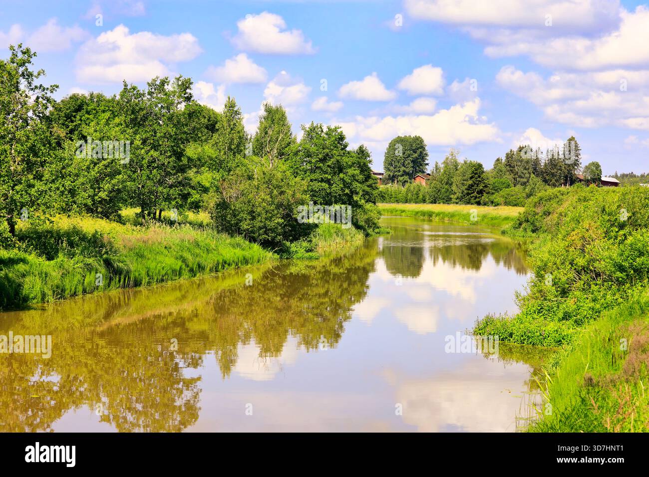 Il cielo blu e le nuvole del tempo libero si riflettono sulla superficie tranquilla di Sorvastonjärvi vicino a Somero, in Finlandia, in una splendida giornata del 2021 giugno. Foto Stock