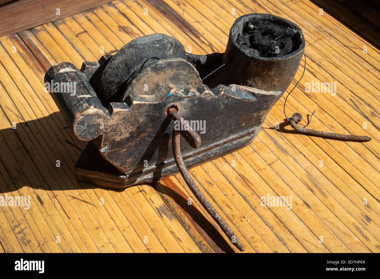 Una vecchia linea d'inchiostro, tradizionale strumento di marcatura per falegname cinese . Foto Stock