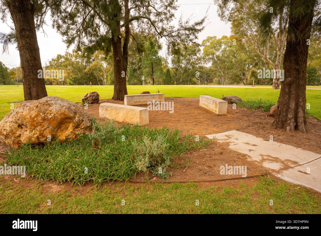 Gilgandra è conosciuta come un luogo di incontro tra tre nazioni aborigene Wiradjuri, Gamilaroi e Wailwan. Questo posto simboleggia quel punto di contatto Foto Stock