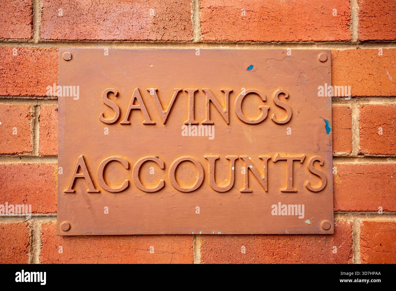 Conti di risparmio, un vecchio cartello d'acciaio montato fuori da un'ex filiale di una banca nella città di Gilgandra, nel New South Wales, in Australia. Foto Stock