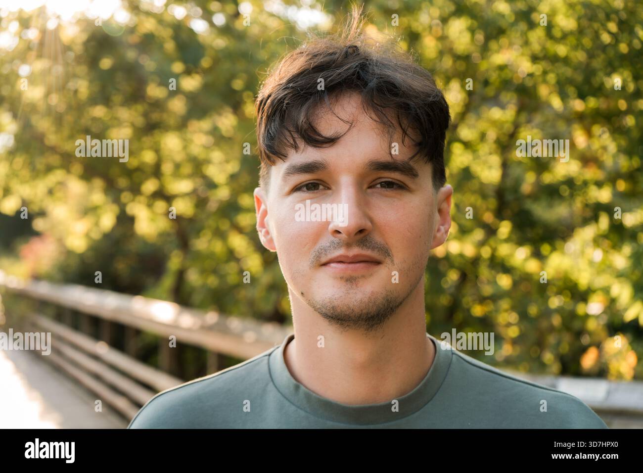 Un uomo dalla pelle leale si staglia in mezzo alla natura con una camicia verde e capelli marroni. Hamilton, AVANTI Foto Stock