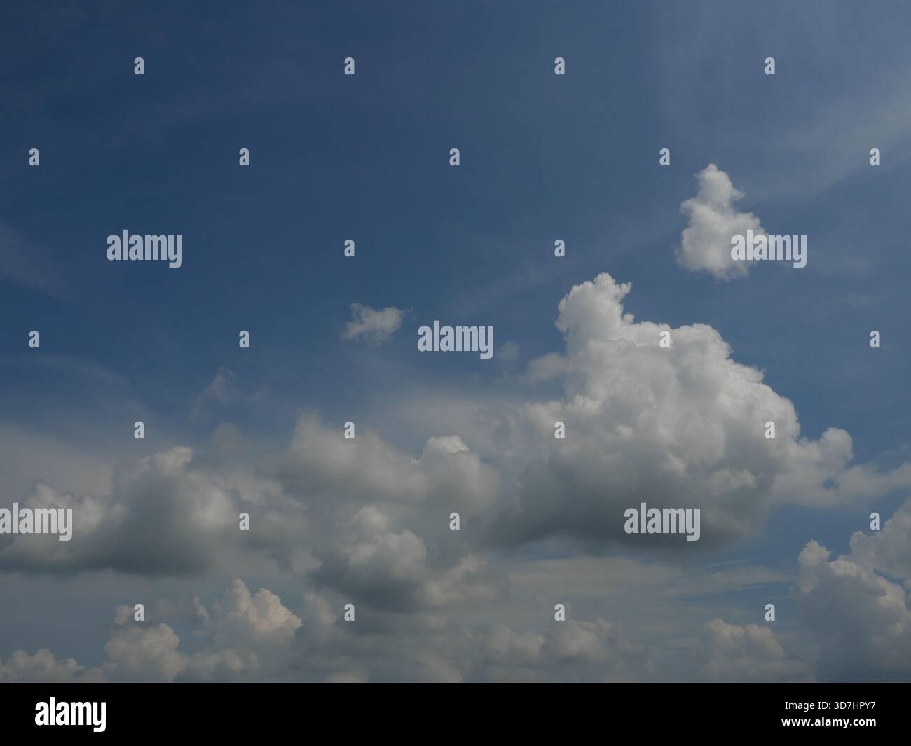 Cumulus nuvola su un bel cielo blu in luce diurna, fluidità nuvole formazioni in zona tropicale Foto Stock
