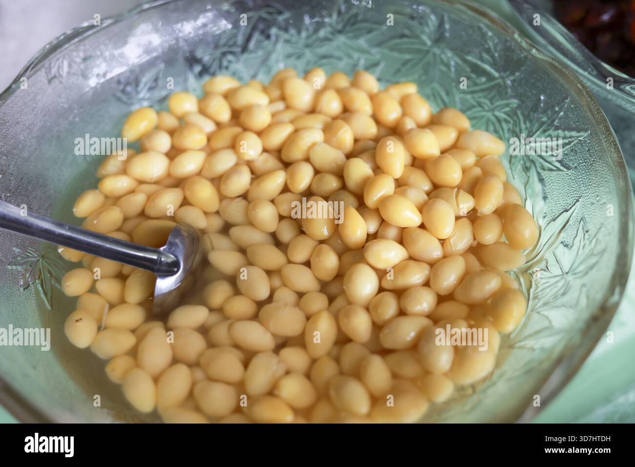 Delizioso dessert asiatico con ingredienti dolci di noci di ginkgo in una ciotola di vetro trasparente. Questa zuppa dolce salutare e rinfrescante di cibo tradizionale cinese per Foto Stock