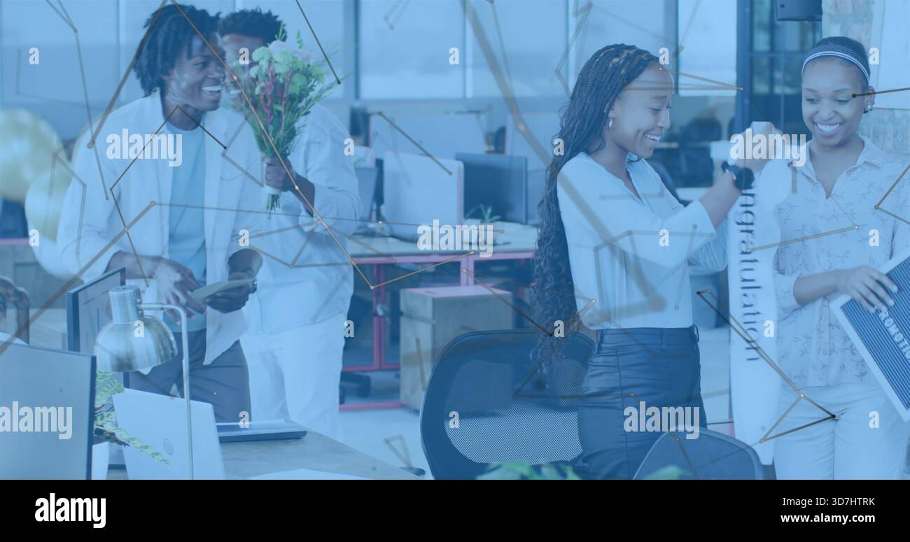 Striscione di congratulazioni, squadra che festeggia in ufficio tenendo il bouquet, indossando abiti da lavoro Foto Stock