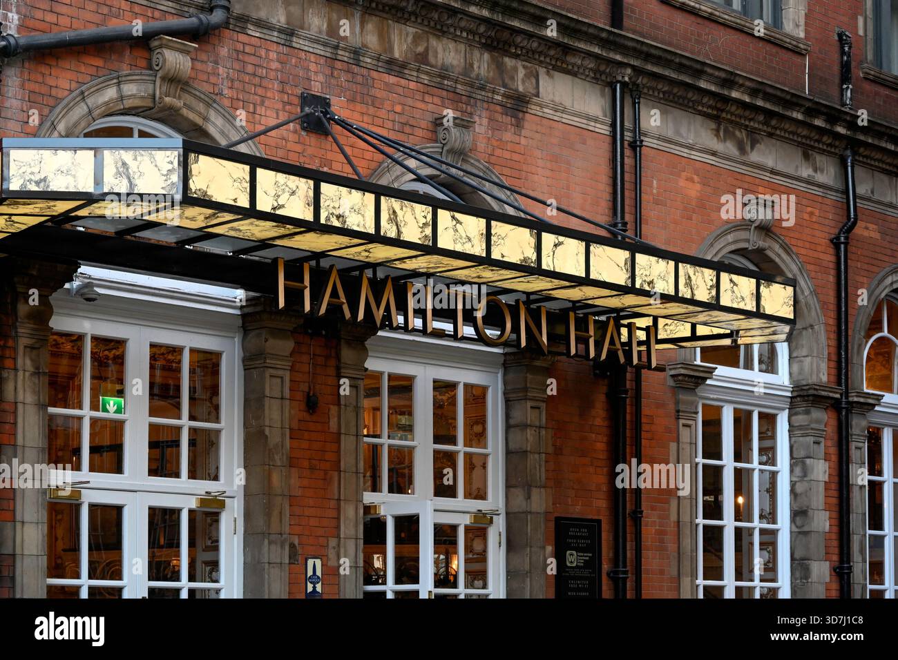 LONDRA, Regno Unito - 18 NOVEMBRE 2025: Cartello fuori dal pub Hamilton Hall in Liverpool Street, City of London Foto Stock