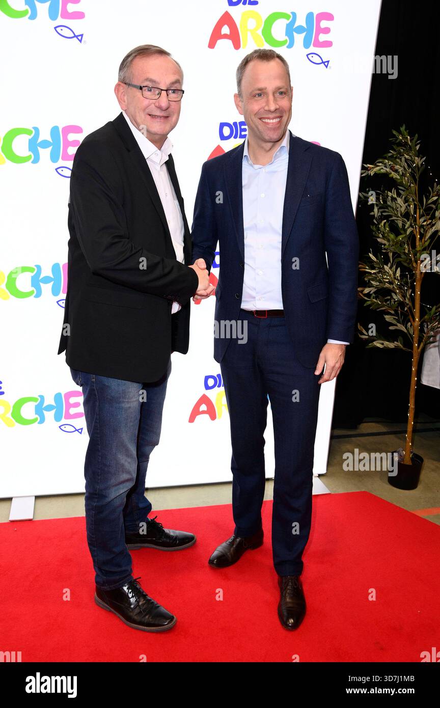 Bernd Siggelkow und Mario Czaja bei der Jubiläumsfeier 30 Jahre die Arche in der Arche-Zentrale Hellersdorf. Berlino, 25.11.2025 *** Bernd Siggelkow e Mario Czaja alla celebrazione del 30° anniversario di Die Arche presso la sede dell'Arche a Hellersdorf Berlino, 25 11 2025 foto:Xn.xKubelkax/xFuturexImagex arche_5128 Foto Stock