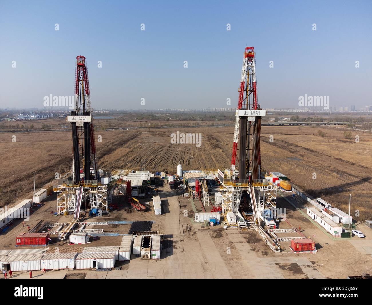 Sinopec Shengli Oil Shale Oil Drilling Rigs in Rural China Foto Stock