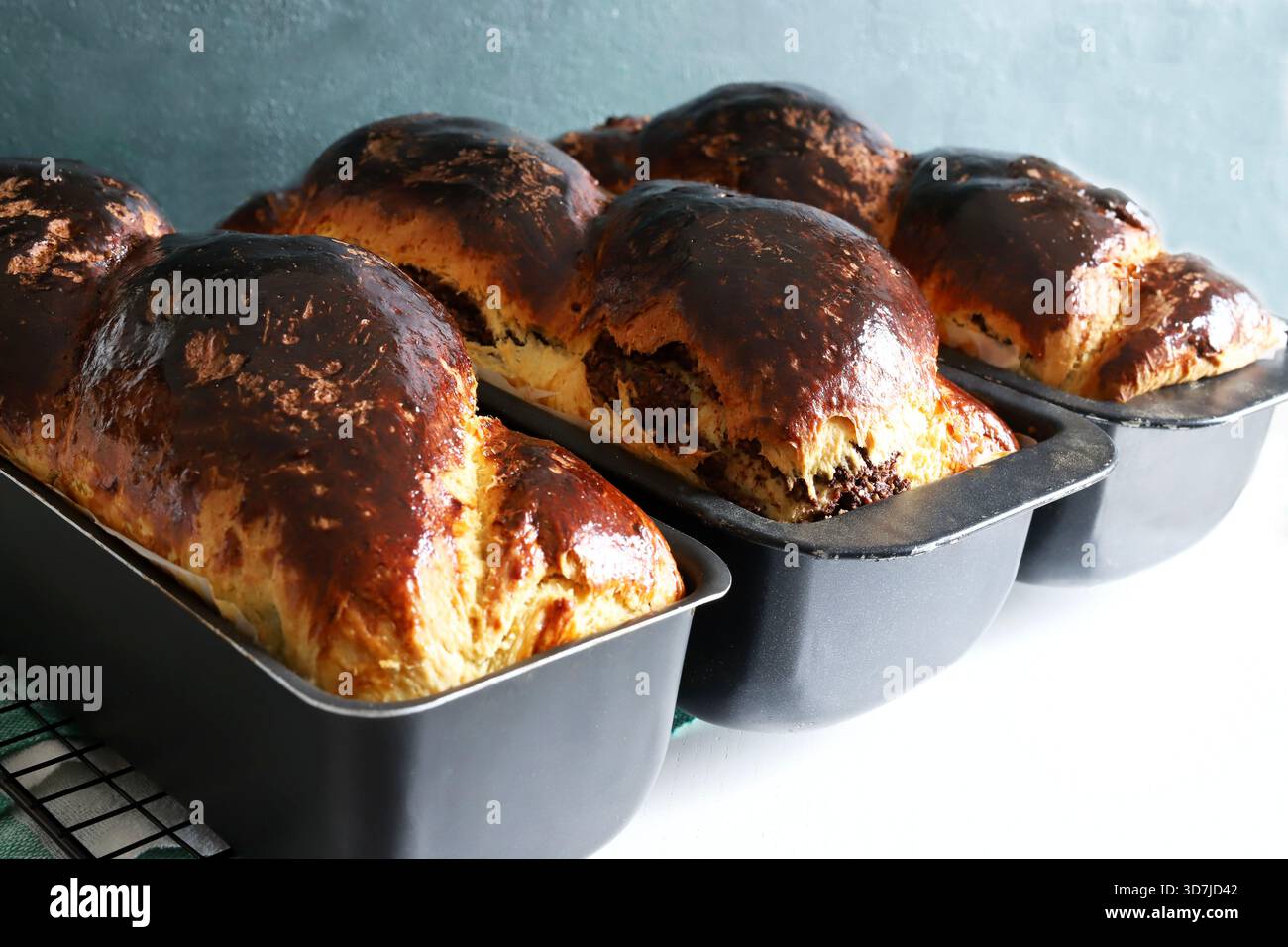 Cozonac, tradizionale dessert rumeno casalingo di Pasqua e di pane dolce di Natale. Stagione delle feste. Dessert al forno dell'Europa orientale. Foto Stock
