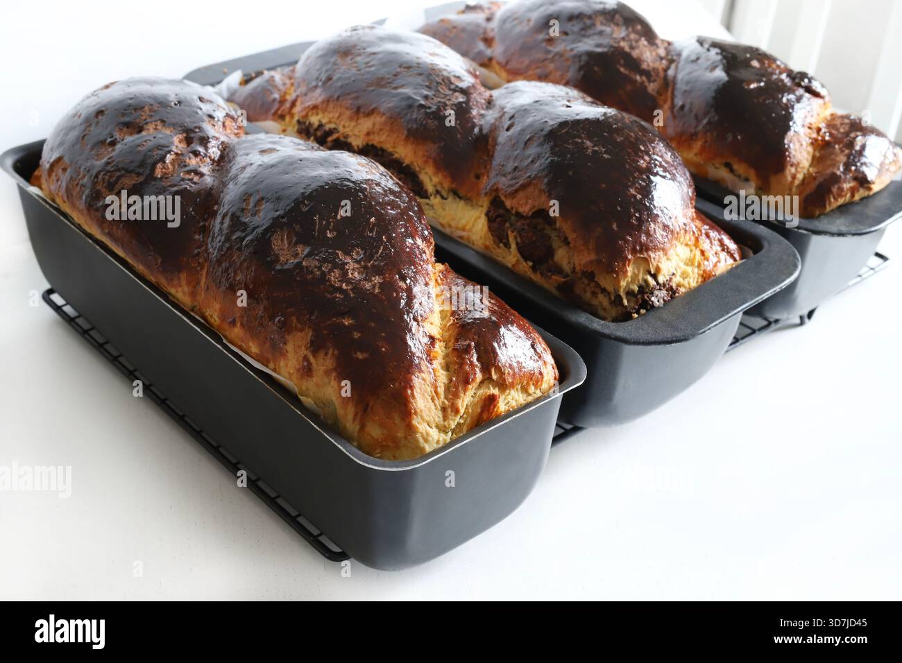 Cozonac, tradizionale dessert rumeno fatto in casa di Pasqua e di Natale con pane dolce su sfondo bianco. Stagione delle feste. Dessert al forno dell'Europa orientale. Foto Stock