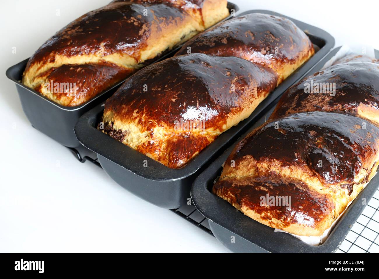 Cozonac, tradizionale dessert rumeno fatto in casa di Pasqua e di Natale con pane dolce su sfondo bianco. Stagione delle feste. Dessert al forno dell'Europa orientale. Foto Stock