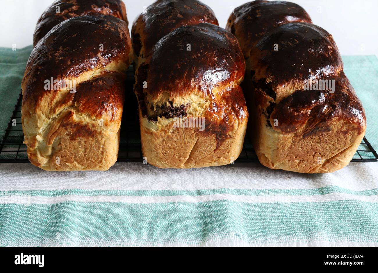 Cozonac, tradizionale dessert rumeno casalingo di Pasqua e di pane dolce di Natale. Stagione delle feste. Dessert al forno dell'Europa orientale. Primo piano. Foto Stock