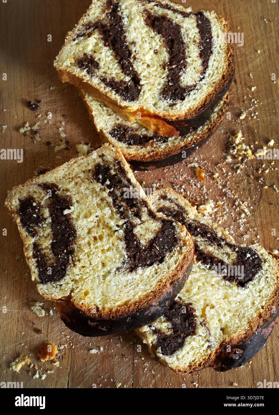 Cozonac, dolce tradizionale rumeno di Pasqua o di Natale. Tagliare il pane dolce su un tagliere di legno. Vacanze gastronomiche dell'Europa orientale. Foto Stock
