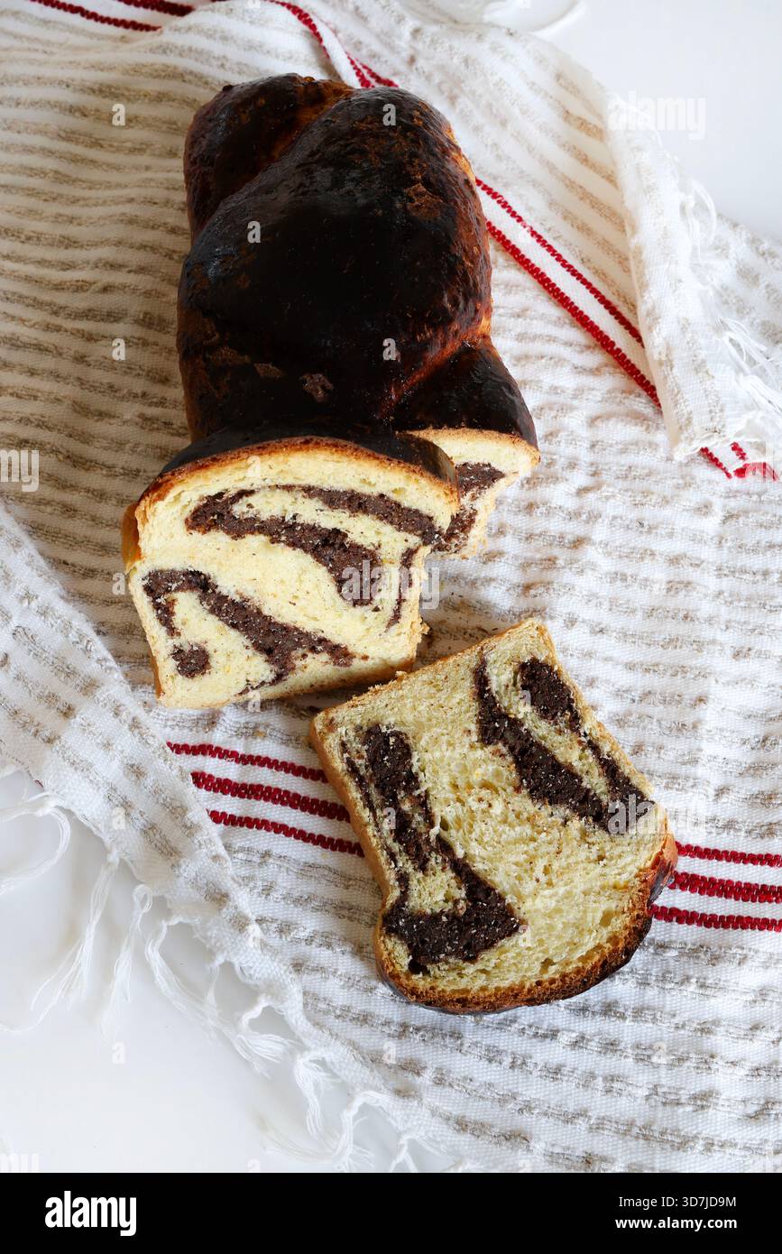 Cozonac, tradizionale dessert rumeno casalingo di Pasqua e di pane dolce di Natale. Stagione delle feste. Dessert al forno dell'Europa orientale. Vista dall'alto. Foto Stock