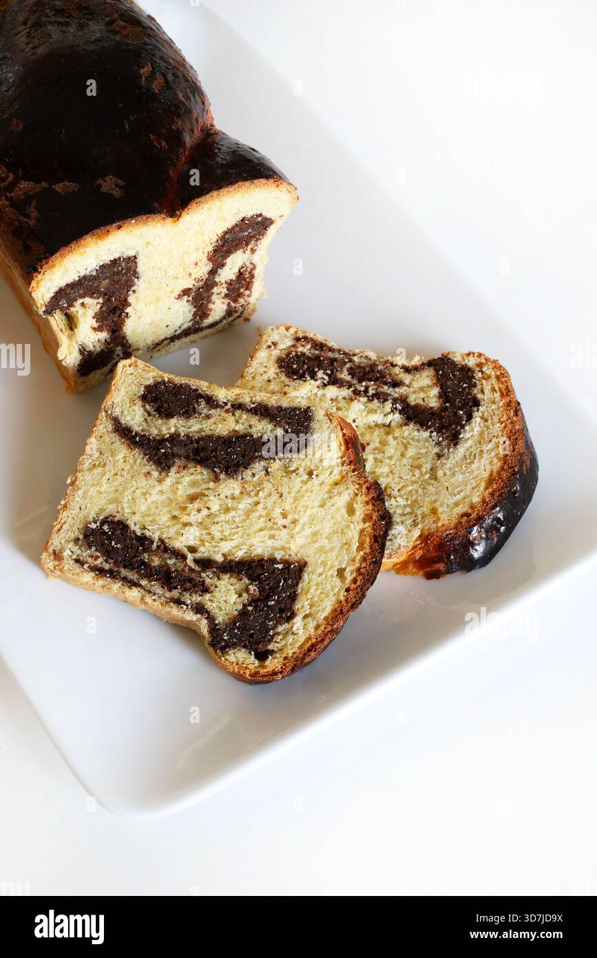 Cozonac, tradizionale dessert rumeno fatto in casa di Pasqua e di Natale con pane dolce su sfondo bianco. Stagione delle feste. Dessert al forno dell'Europa orientale. Foto Stock