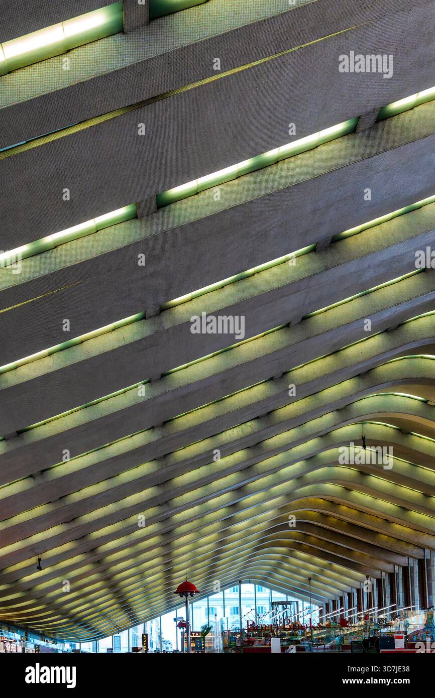 Vista interna del soffitto a baldacchino in cemento armato presso la stazione Roma termini di Roma, Italia, completata nel 1950. La struttura esemplifica il dopoguerra Foto Stock