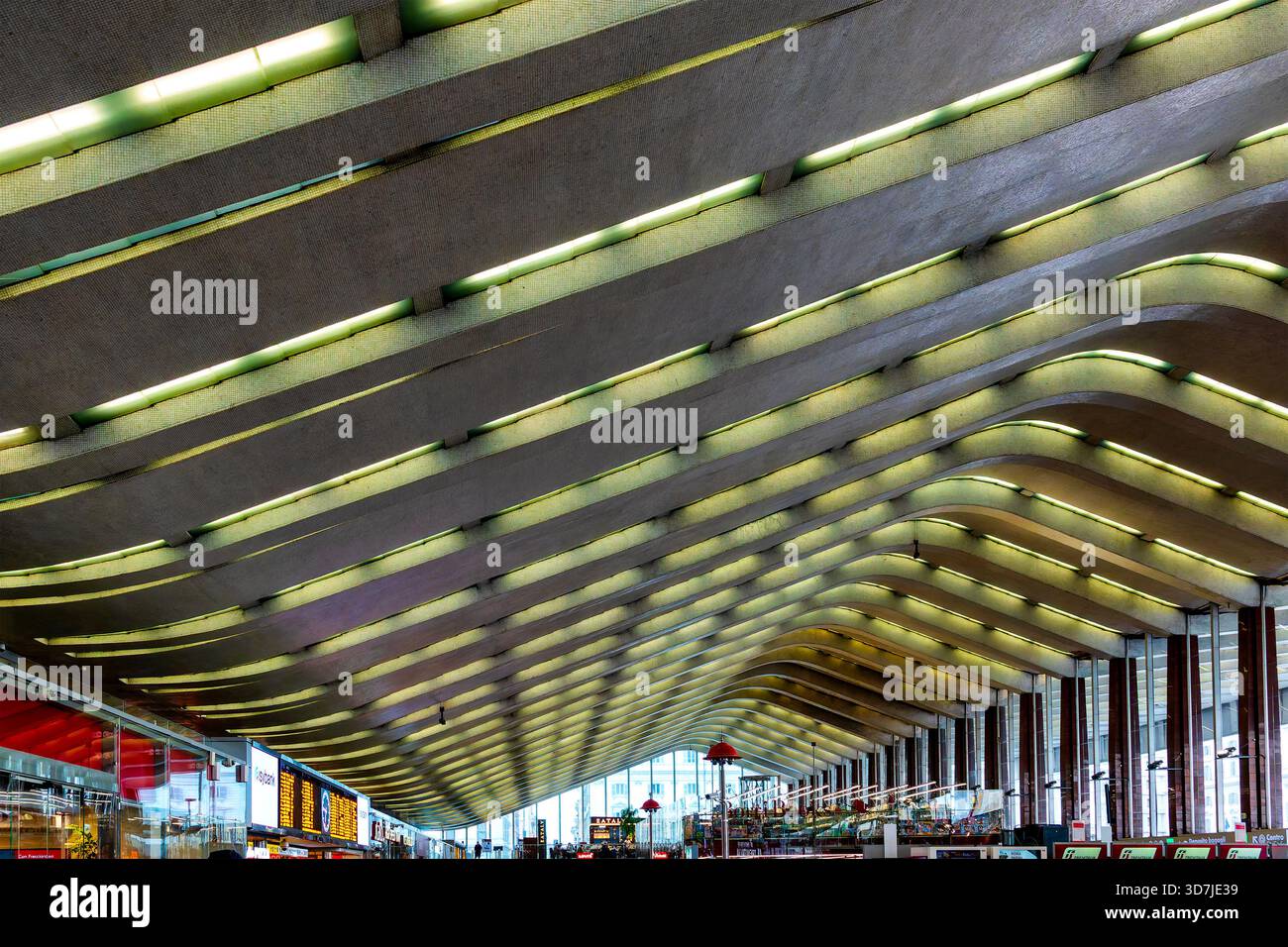 Vista interna del soffitto a baldacchino in cemento armato presso la stazione Roma termini di Roma, Italia, completata nel 1950. La struttura esemplifica il dopoguerra Foto Stock