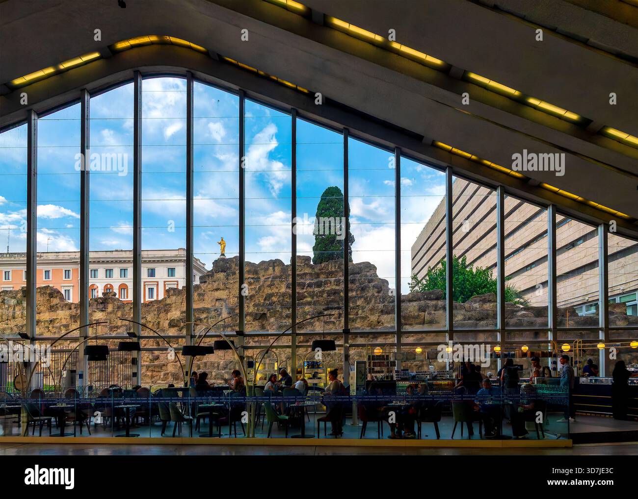 Veduta delle Mura Serviane attraverso la facciata in vetro della stazione di Roma termini, Roma, Italia. Foto Stock