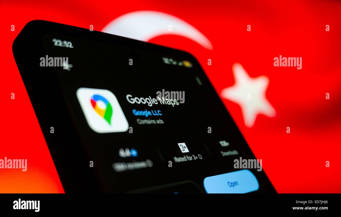 App Google Maps sullo schermo dello smartphone con lo sfondo della bandiera turca. Foto di concetto sulla tecnologia e lo stile di vita. Foto Stock