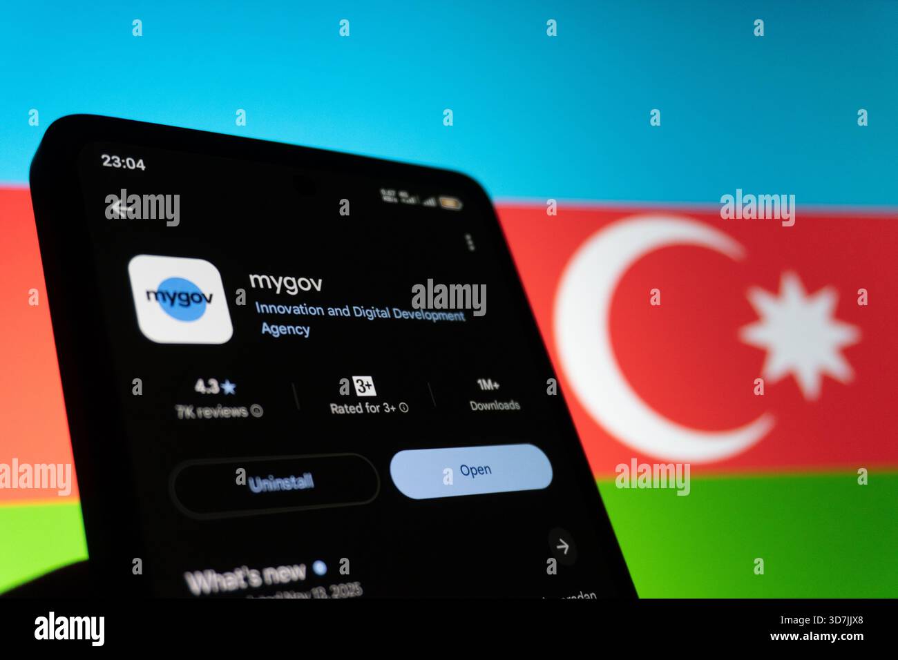 App mygov sullo schermo dello smartphone con lo sfondo della bandiera dell'Azerbaigian. Baku, Azerbaigian. 11.26.2025. Foto Stock