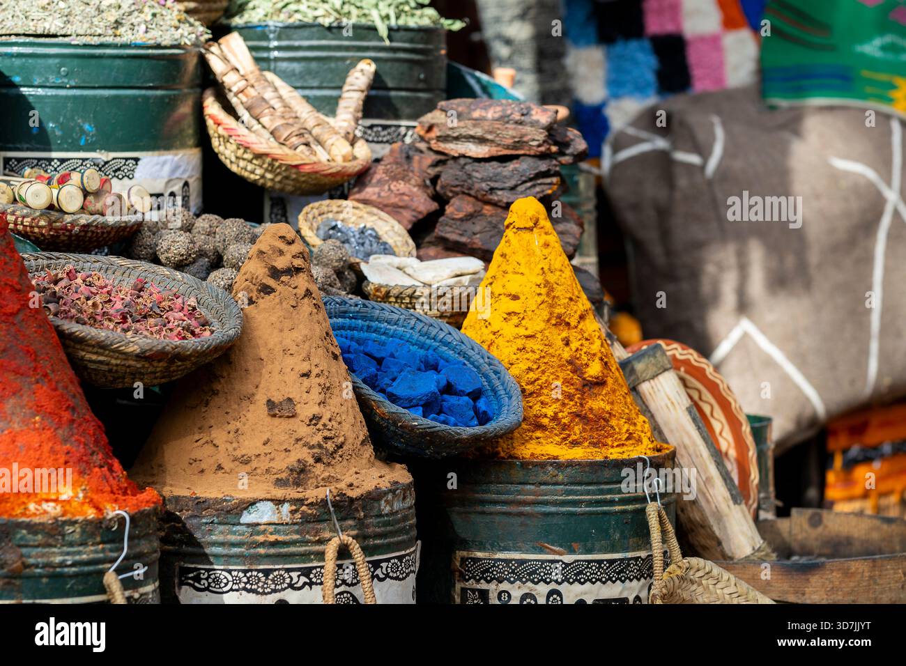 Chiosco delle spezie al mercato di Marrakech, in Marocco. Spezie colorate e colorazioni colorate in un mercato di strada - il suk di Marrakech, Marocco. Foto Stock