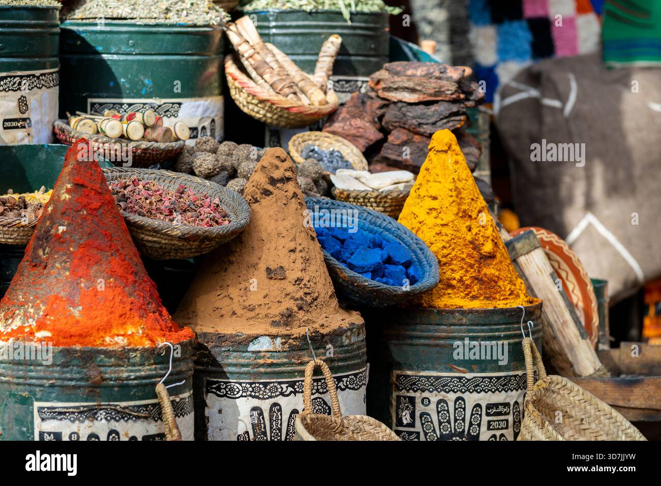 Chiosco delle spezie al mercato di Marrakech, in Marocco. Spezie colorate e colorazioni colorate in un mercato di strada - il suk di Marrakech, Marocco. Foto Stock