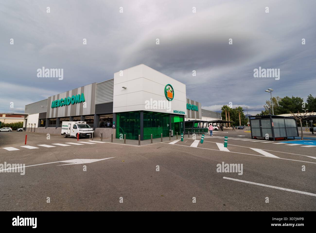 Vista esterna del supermercato Mercadona con cieli nuvolosi il 24 novembre 2025 ad Alcoy, Spagna Foto Stock