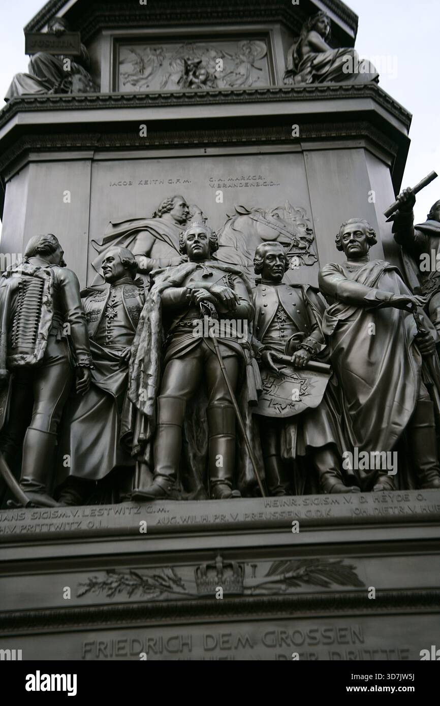 Augusto Guglielmo di Prussia (August Wilhelm von Preußen) (1722-1758). Principe di Prussia. Fratello e generale di Federico il grande. Figura in rilievo raffigurante Augusto Guglielmo (centro). Nell'immagine, in piedi intorno a lui, da sinistra a destra: Il generale di cavalleria prussiano Joachim Bernhard von Prittwitz (1726-1793), il maggiore generale prussiano Hans Sigismund von Lestwitz (1718-1788), Heinrich Sigismund von der Heyde (1703-1765), comandante in capo della fortezza di Kolberg, e Johann Dietrich von Hülsen (1693-1767), tenente generale di fanteria prussiano. Dettaglio dal monumento a Federico Foto Stock