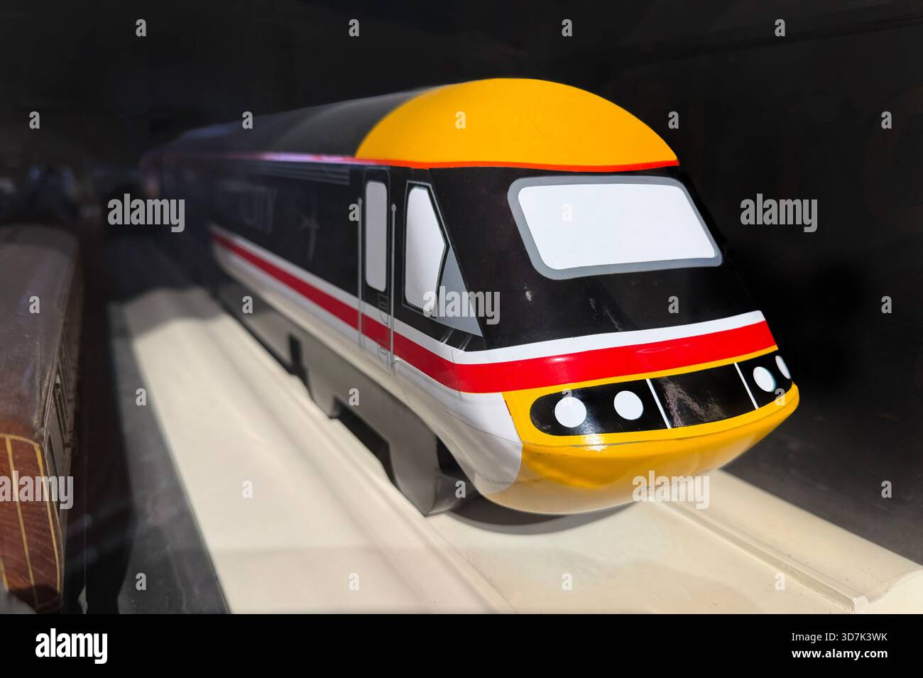 Prova in galleria del vento modello del treno passeggeri ad alta velocità classe 43 Inter City 125 con elegante design aerodinamico e vivace combinazione di colori rosso, giallo e nero - Immagine stock catturata con smartphone