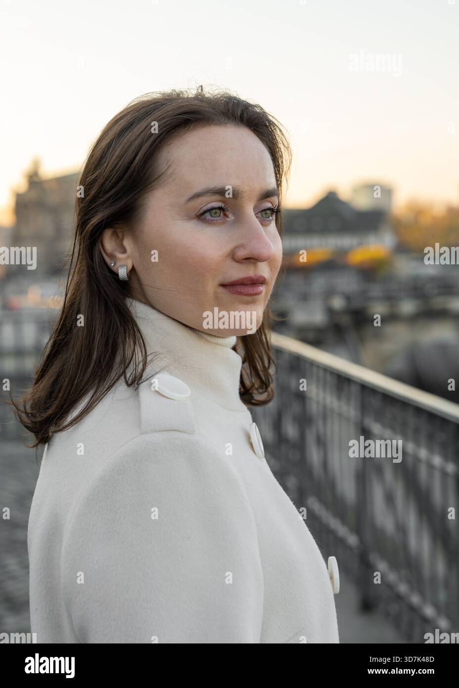 Giovane donna viaggiatrice in un cappotto elegante che esplora Dresda, Germania, passeggiando attraverso la città vecchia e sperimentando la vita e le visite turistiche della città europea. Foto Stock
