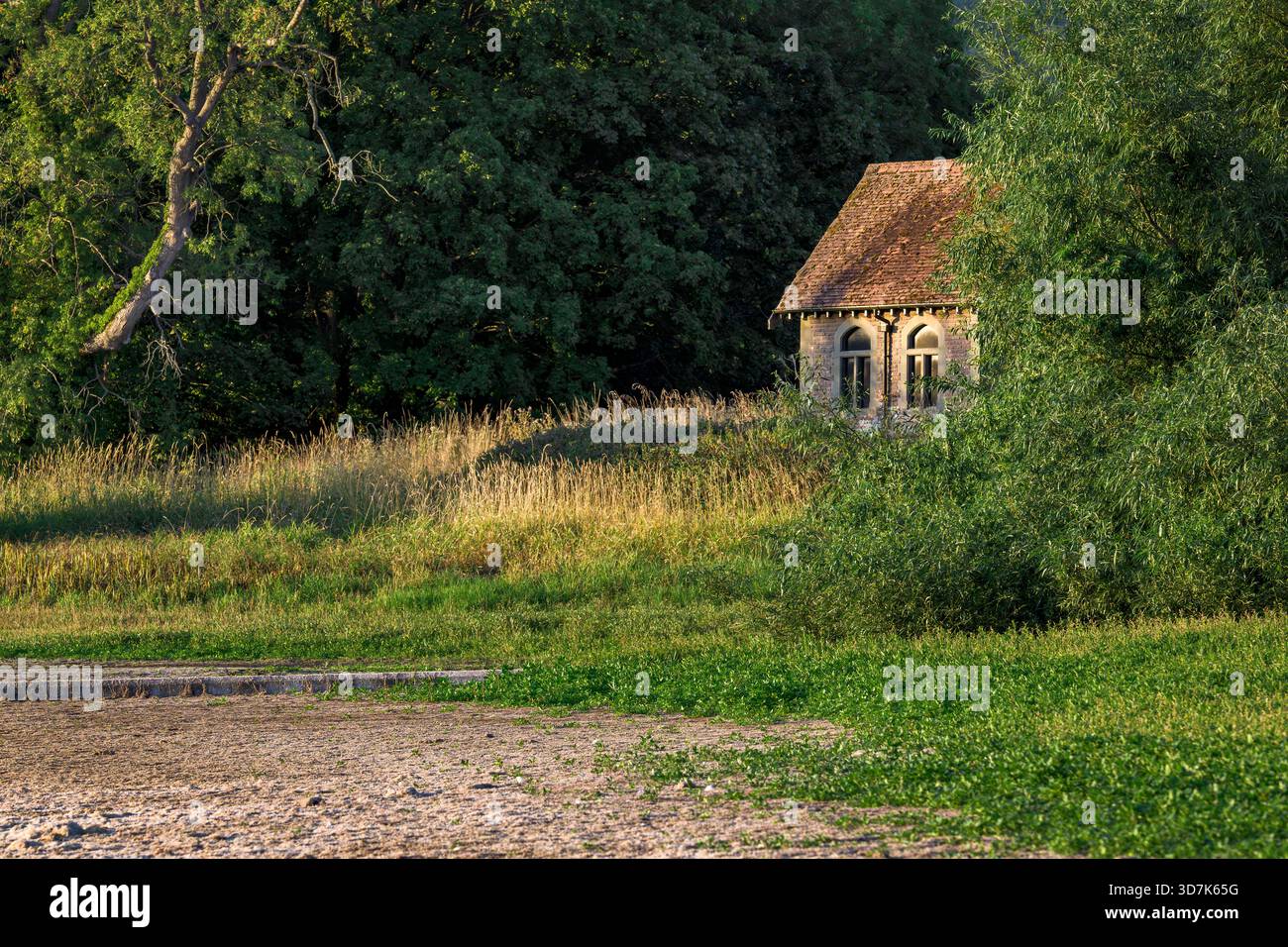 La vecchia Meter House, costruita all'alba sul lago Blagdon, Somerset, è un edificio classificato Grade II ed è ora utilizzata come santuario dei pipistrelli Foto Stock