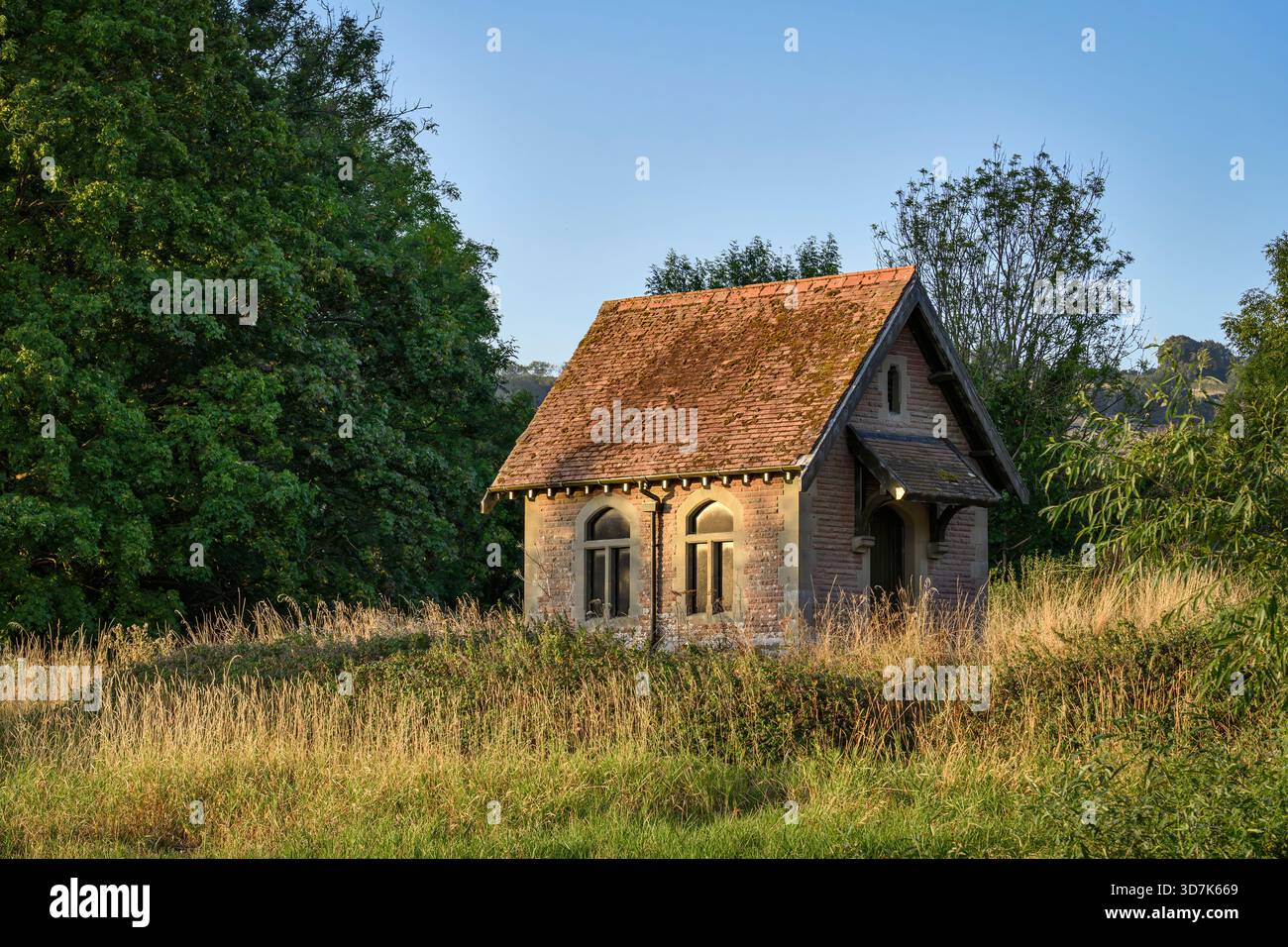 La vecchia Meter House, costruita all'alba sul lago Blagdon, Somerset, è un edificio classificato Grade II ed è ora utilizzata come santuario dei pipistrelli Foto Stock