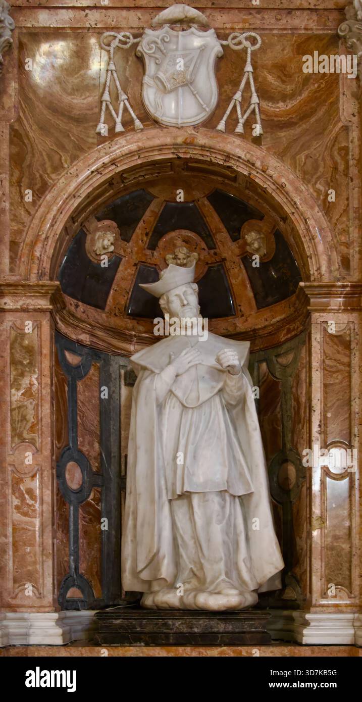 Trascoro statua in marmo bianco di San Giovanni Nepomucene in un'alcova cattolica Catedral de la Encarnación Almeria Andalusia Spagna Europa Foto Stock
