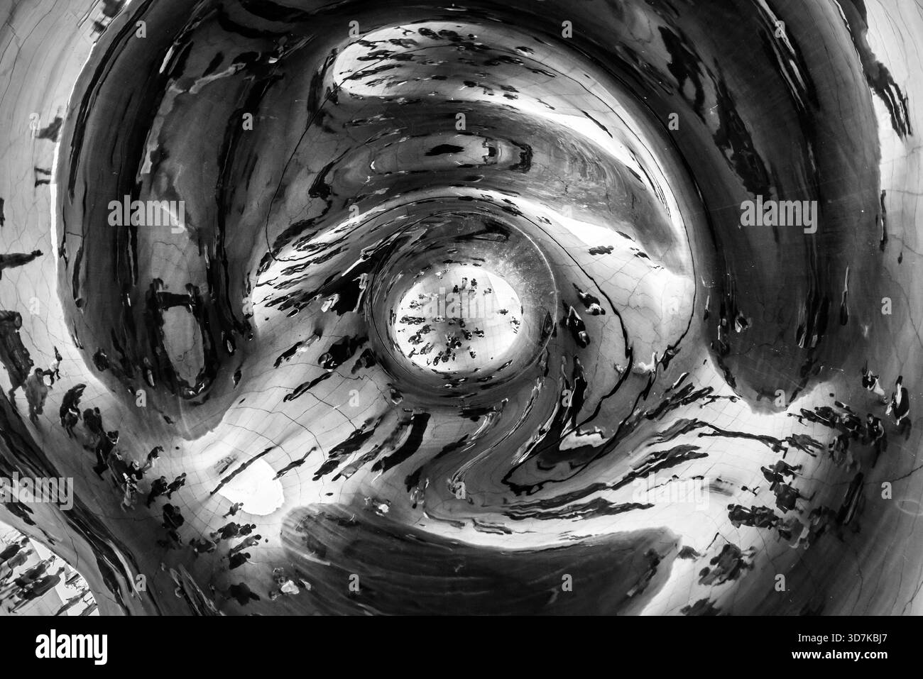 Vista in bianco e nero dall'interno del Cloud Gate di Chicago con riflessi sulle persone. Foto Stock