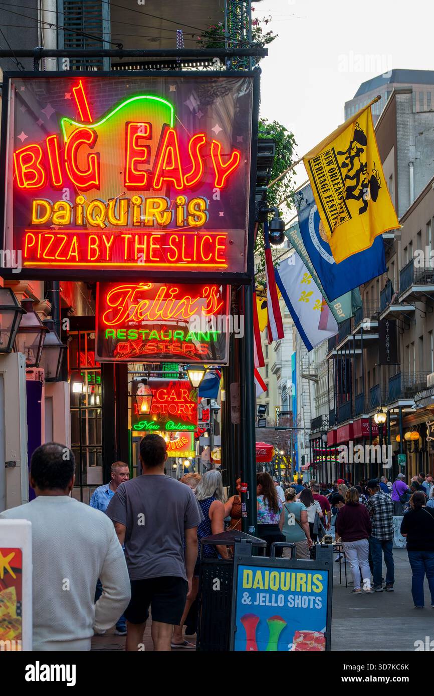 Folla di persone e segnaletica al neon su Bourbon Street, vita notturna di New Orleans, Louisiana Foto Stock