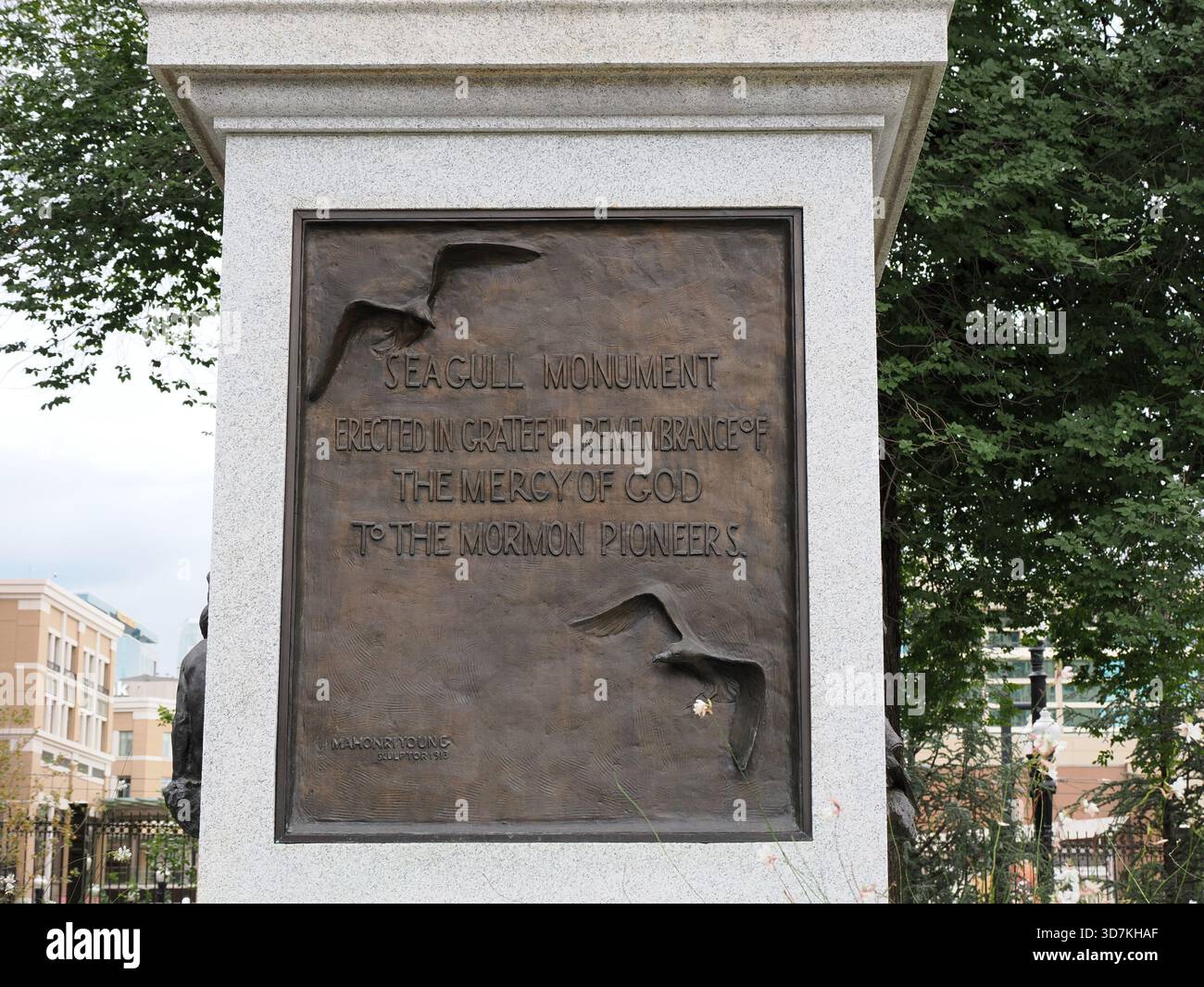 Salt Lake City, UT - 20 settembre 2025: Targa di bronzo sulla base del Seagull Monument, che commemora il miracolo pionieristico che coinvolge gabbiani e grilli Foto Stock