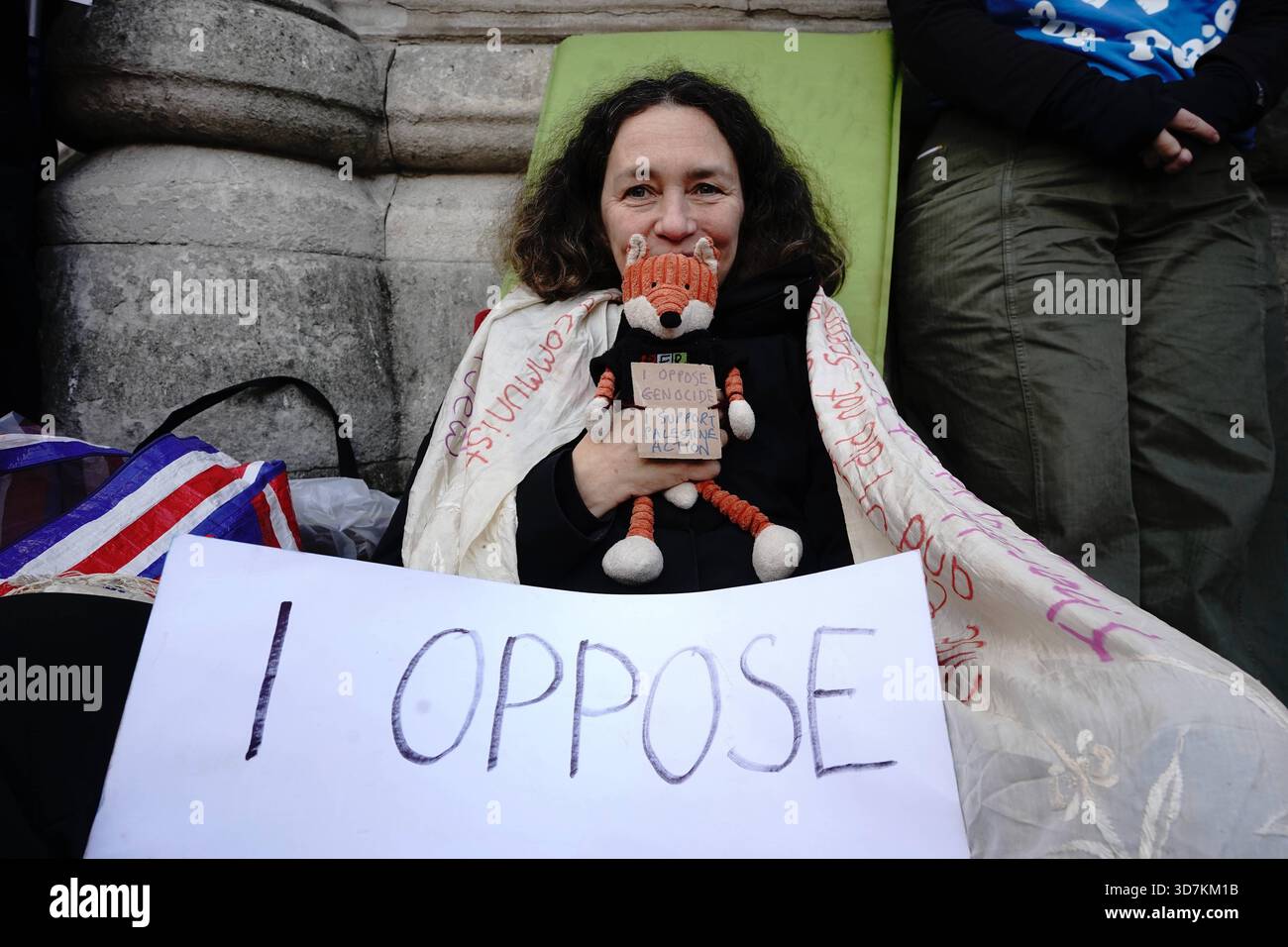 Difendere il nostro sostegno all'azione Juries Palestine a Londra il gruppo della campagna difende il nostro Juries DOJ sta organizzando una manifestazione al di fuori della Royal Courts of Justice a Londra oggi, il giorno in cui inizia la revisione giudiziaria JR che sfida la proscrizione dei governi di Palestina Action. La protesta mira a sottolineare l'importanza del principio costituzionale dell'equità della giuria, che consente a una giuria di assolvere un imputato basato sulla coscienza, indipendentemente dalla direzione del giudice. L'azione si svolge tra preoccupazioni che la decisione di vietare l'azione palestinese come organizzazione terroristica una mossa ampiamente criticata b Foto Stock