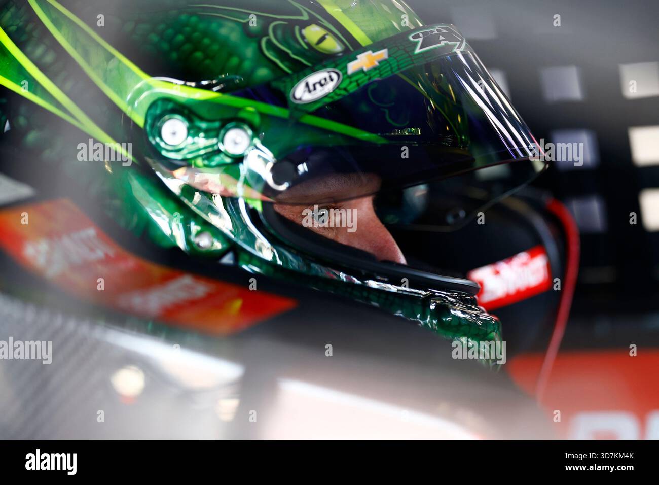 Avondale, AZ USA - 31 ottobre 2025: JUSTIN ALLGAIER (7) si prepara ad allenarsi per il campionato NASCAR Xfinity Series di Avondale, AZ. Foto Stock