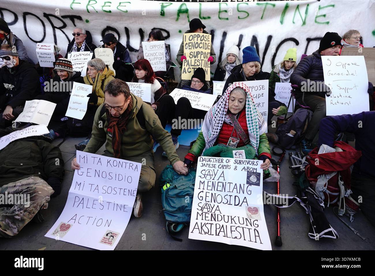 Difendere il nostro sostegno all'azione Juries Palestine a Londra il gruppo della campagna difende il nostro Juries DOJ sta organizzando una manifestazione al di fuori della Royal Courts of Justice a Londra oggi, il giorno in cui inizia la revisione giudiziaria JR che sfida la proscrizione dei governi di Palestina Action. La protesta mira a sottolineare l'importanza del principio costituzionale dell'equità della giuria, che consente a una giuria di assolvere un imputato basato sulla coscienza, indipendentemente dalla direzione del giudice. L'azione si svolge tra preoccupazioni che la decisione di vietare l'azione palestinese come organizzazione terroristica una mossa ampiamente criticata b Foto Stock