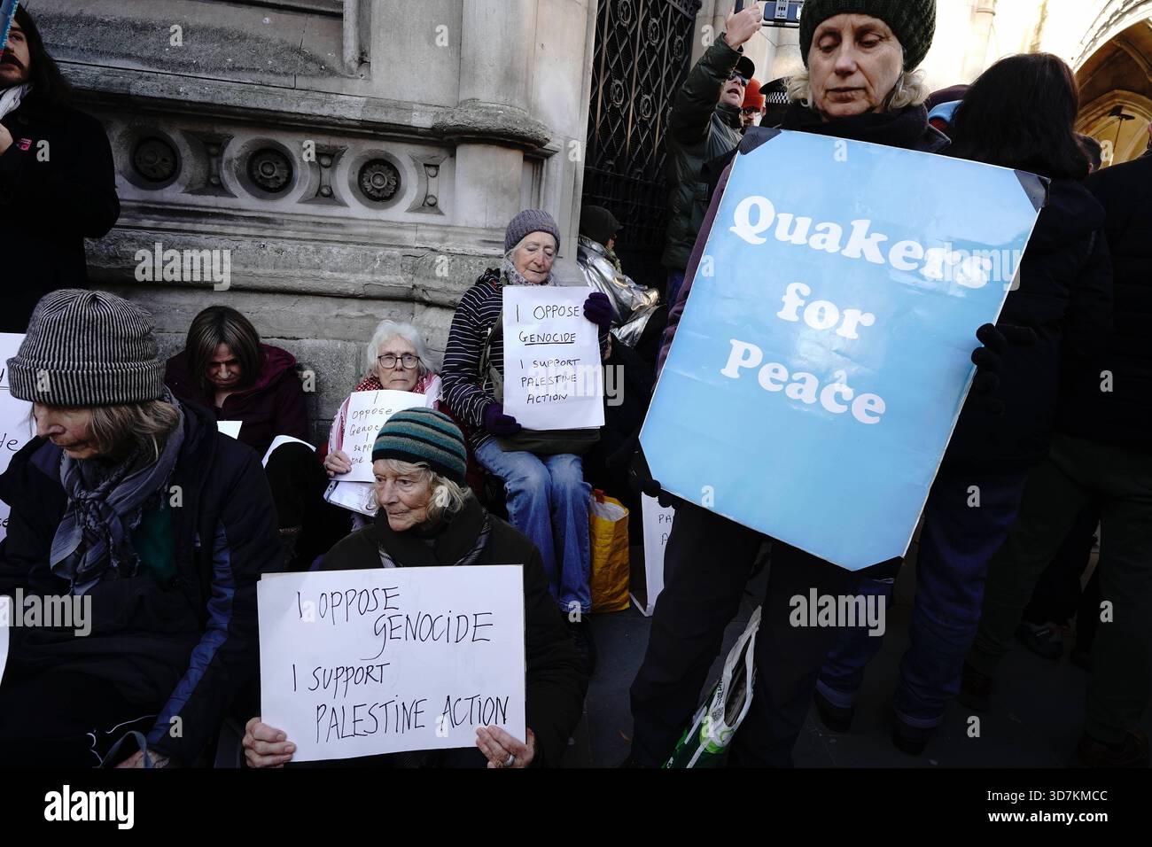 Difendere il nostro sostegno all'azione Juries Palestine a Londra il gruppo della campagna difende il nostro Juries DOJ sta organizzando una manifestazione al di fuori della Royal Courts of Justice a Londra oggi, il giorno in cui inizia la revisione giudiziaria JR che sfida la proscrizione dei governi di Palestina Action. La protesta mira a sottolineare l'importanza del principio costituzionale dell'equità della giuria, che consente a una giuria di assolvere un imputato basato sulla coscienza, indipendentemente dalla direzione del giudice. L'azione si svolge tra preoccupazioni che la decisione di vietare l'azione palestinese come organizzazione terroristica una mossa ampiamente criticata b Foto Stock