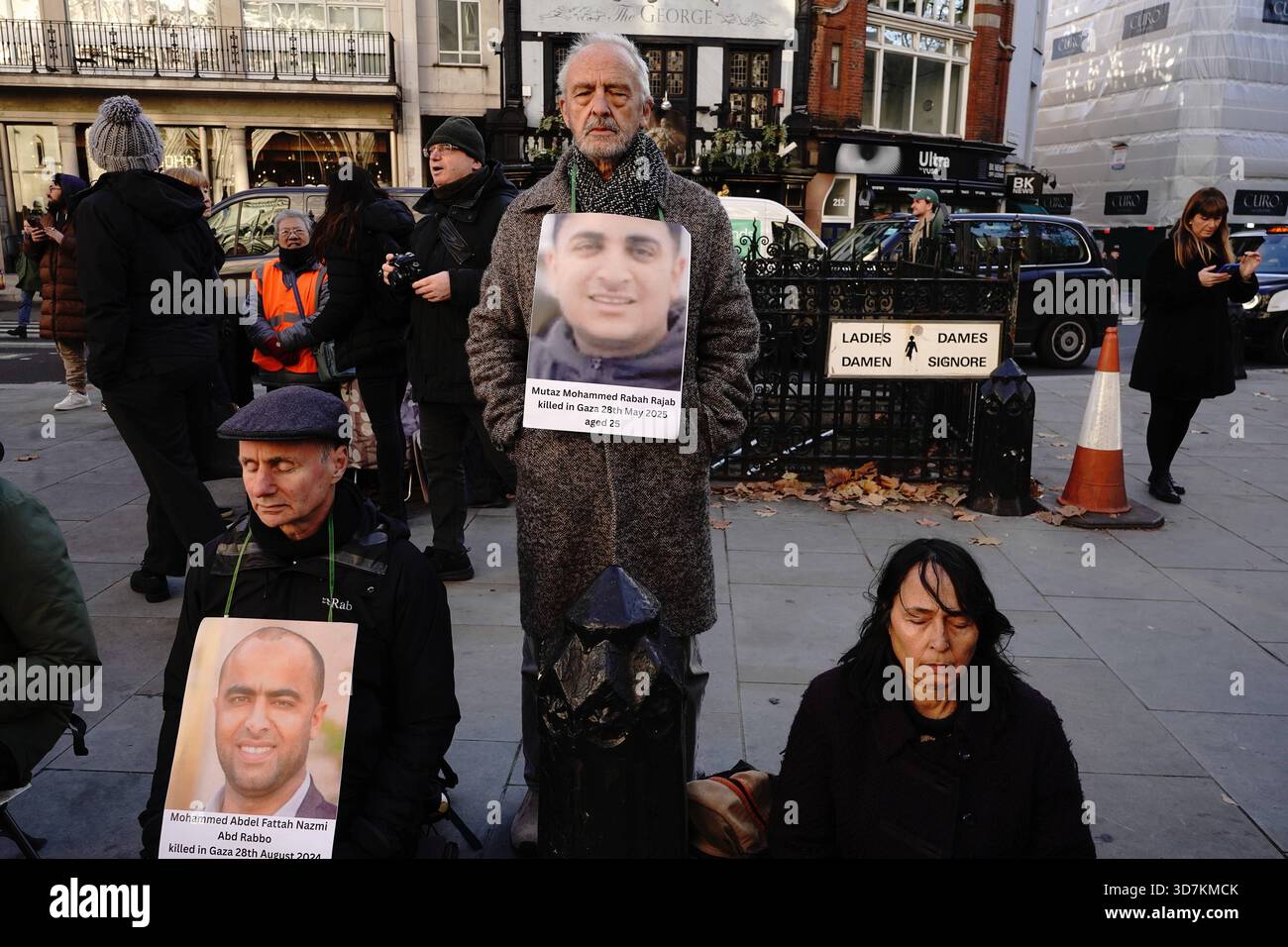 Difendere il nostro sostegno all'azione Juries Palestine a Londra il gruppo della campagna difende il nostro Juries DOJ sta organizzando una manifestazione al di fuori della Royal Courts of Justice a Londra oggi, il giorno in cui inizia la revisione giudiziaria JR che sfida la proscrizione dei governi di Palestina Action. La protesta mira a sottolineare l'importanza del principio costituzionale dell'equità della giuria, che consente a una giuria di assolvere un imputato basato sulla coscienza, indipendentemente dalla direzione del giudice. L'azione si svolge tra preoccupazioni che la decisione di vietare l'azione palestinese come organizzazione terroristica una mossa ampiamente criticata b Foto Stock