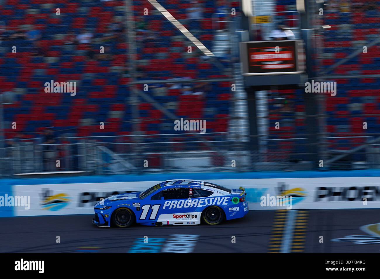 Avondale, AZ USA - 31 ottobre 2025: DENNY HAMLIN (11) di Chesterfield, va si prepara ad allenarsi per il campionato NASCAR Cup Series di Avondale, AZ. Foto Stock