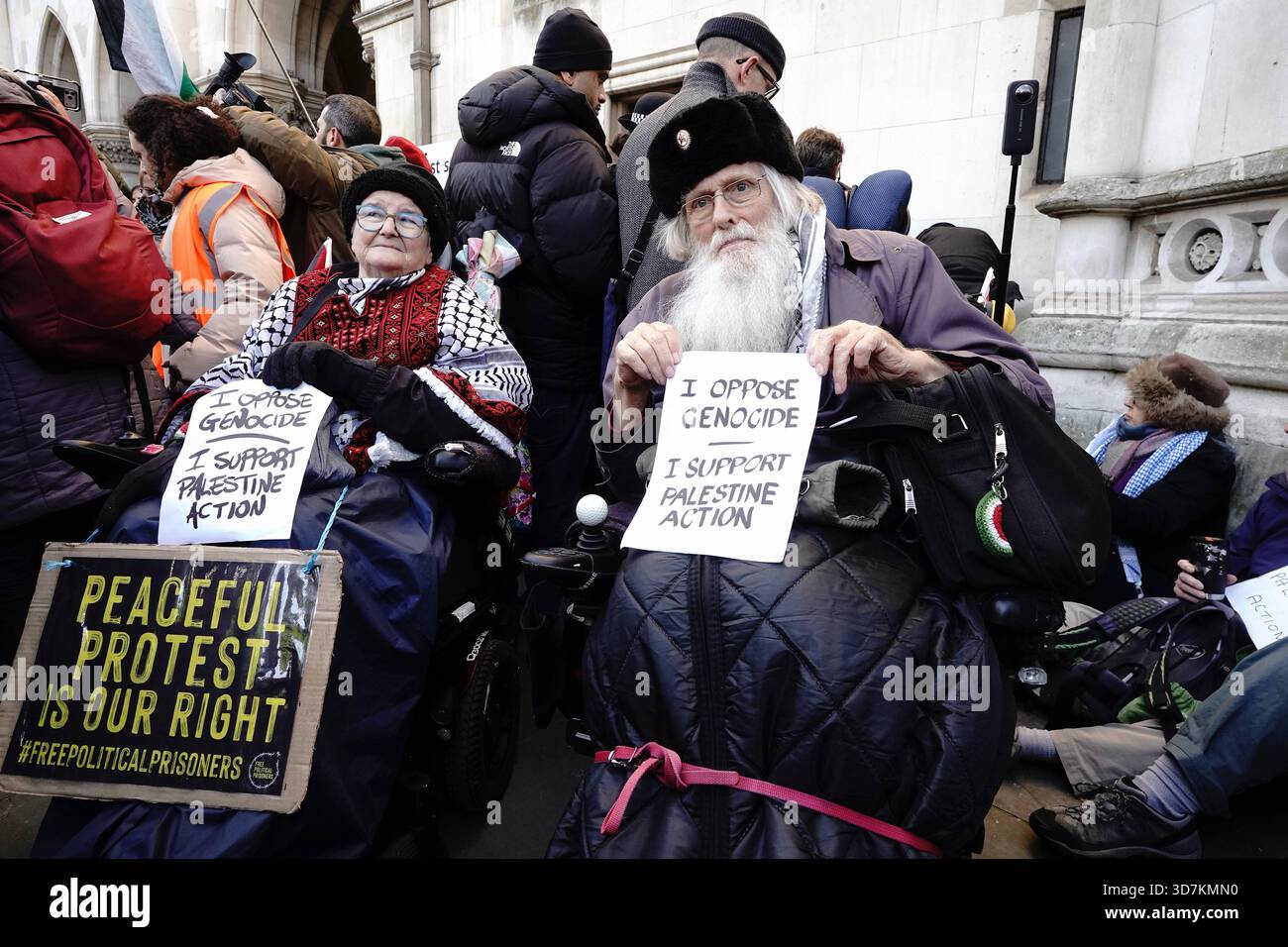 Difendere il nostro sostegno all'azione Juries Palestine a Londra il gruppo della campagna difende il nostro Juries DOJ sta organizzando una manifestazione al di fuori della Royal Courts of Justice a Londra oggi, il giorno in cui inizia la revisione giudiziaria JR che sfida la proscrizione dei governi di Palestina Action. La protesta mira a sottolineare l'importanza del principio costituzionale dell'equità della giuria, che consente a una giuria di assolvere un imputato basato sulla coscienza, indipendentemente dalla direzione del giudice. L'azione si svolge tra preoccupazioni che la decisione di vietare l'azione palestinese come organizzazione terroristica una mossa ampiamente criticata b Foto Stock